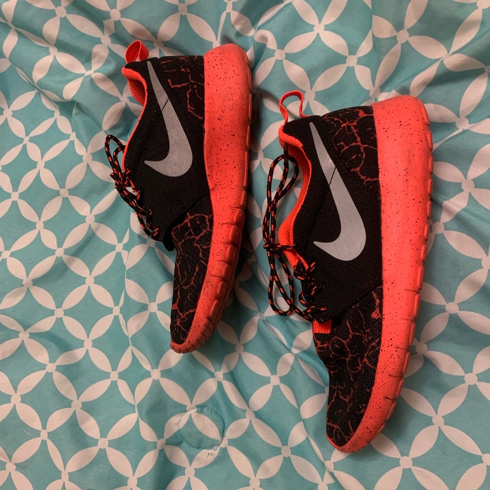 Coral and black nike roshe size 4.5
